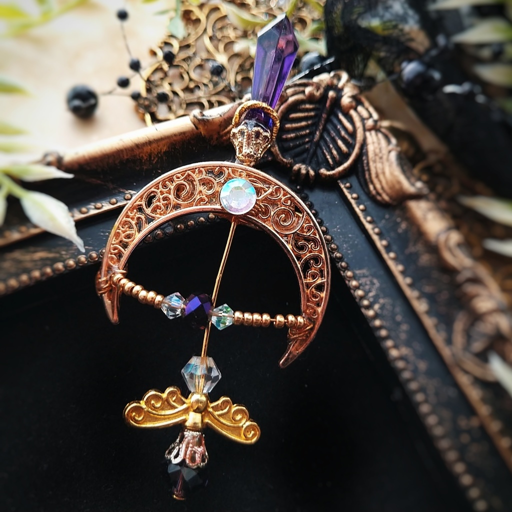 ダークネスアロー ブローチ パープル×ゴールド 中級魔法 ウィザード専用 闇属性(中度) 弓矢 個性 568