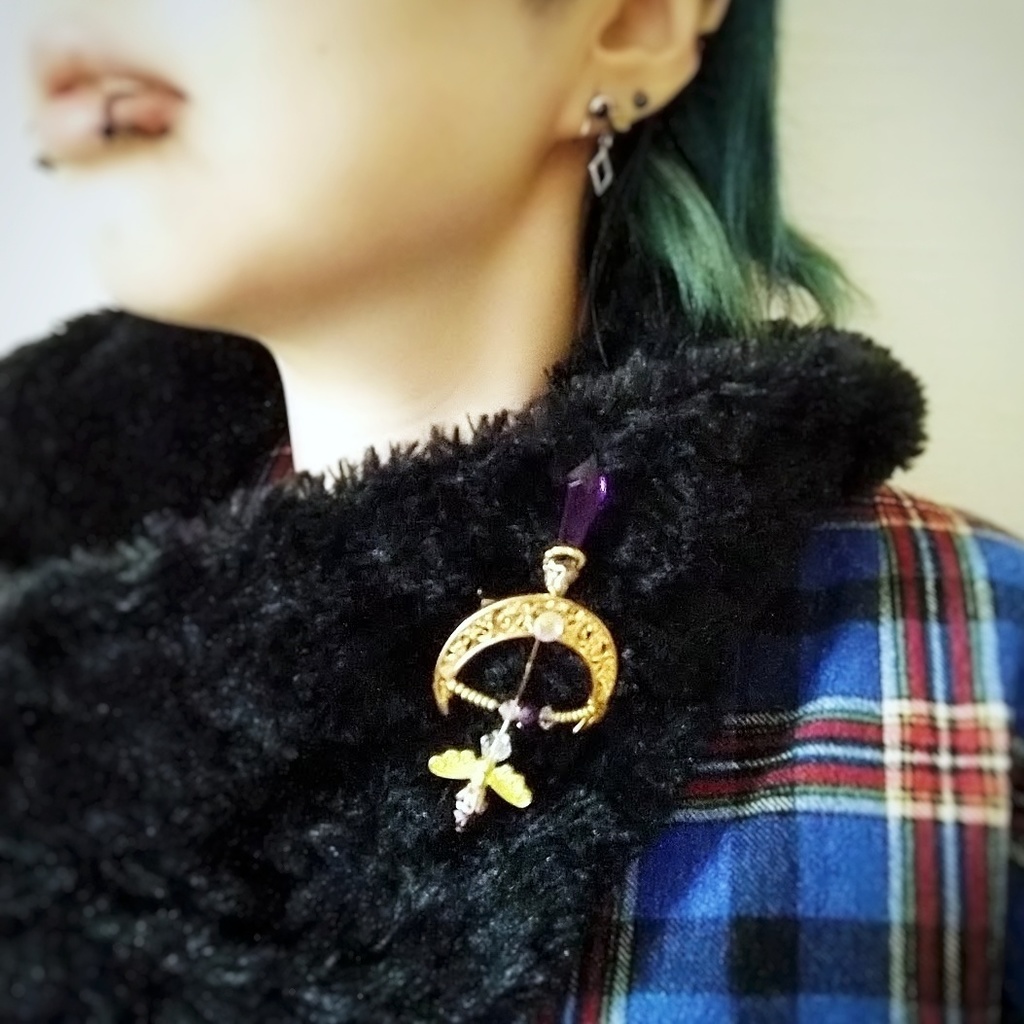 ダークネスアロー ブローチ パープル×ゴールド 中級魔法 ウィザード専用 闇属性(中度) 弓矢 個性 568