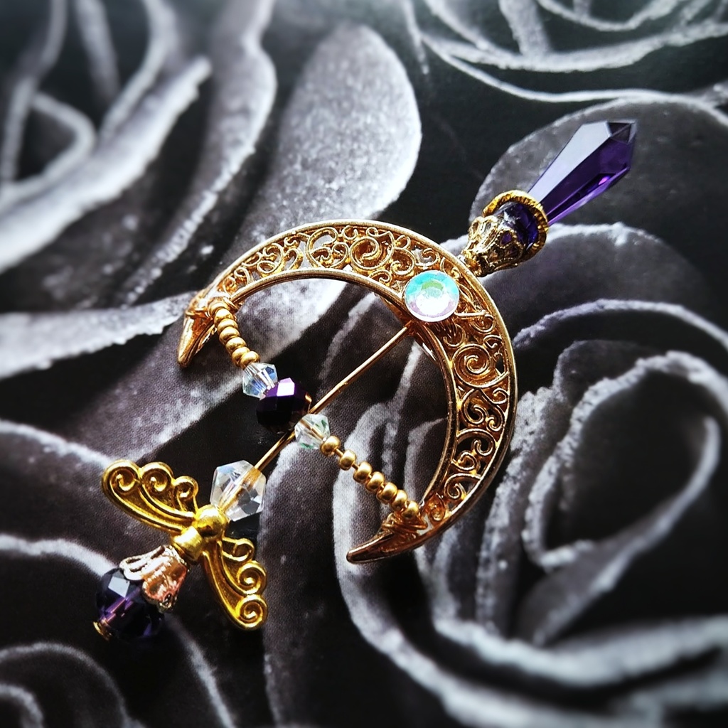 ダークネスアロー ブローチ パープル×ゴールド 中級魔法 ウィザード専用 闇属性(中度) 弓矢 個性 568