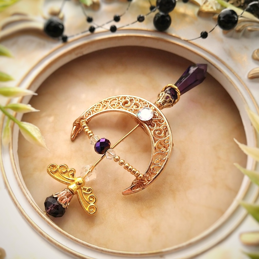 ダークネスアロー ブローチ パープル×ゴールド 中級魔法 ウィザード専用 闇属性(中度) 弓矢 個性 568