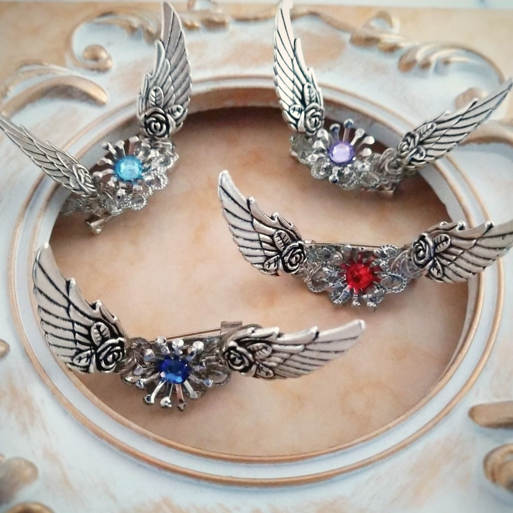 旅立ちのお護りブローチ ブルー×シルバー 初級魔法 メイジ専用 水属性 羽根 立体 583