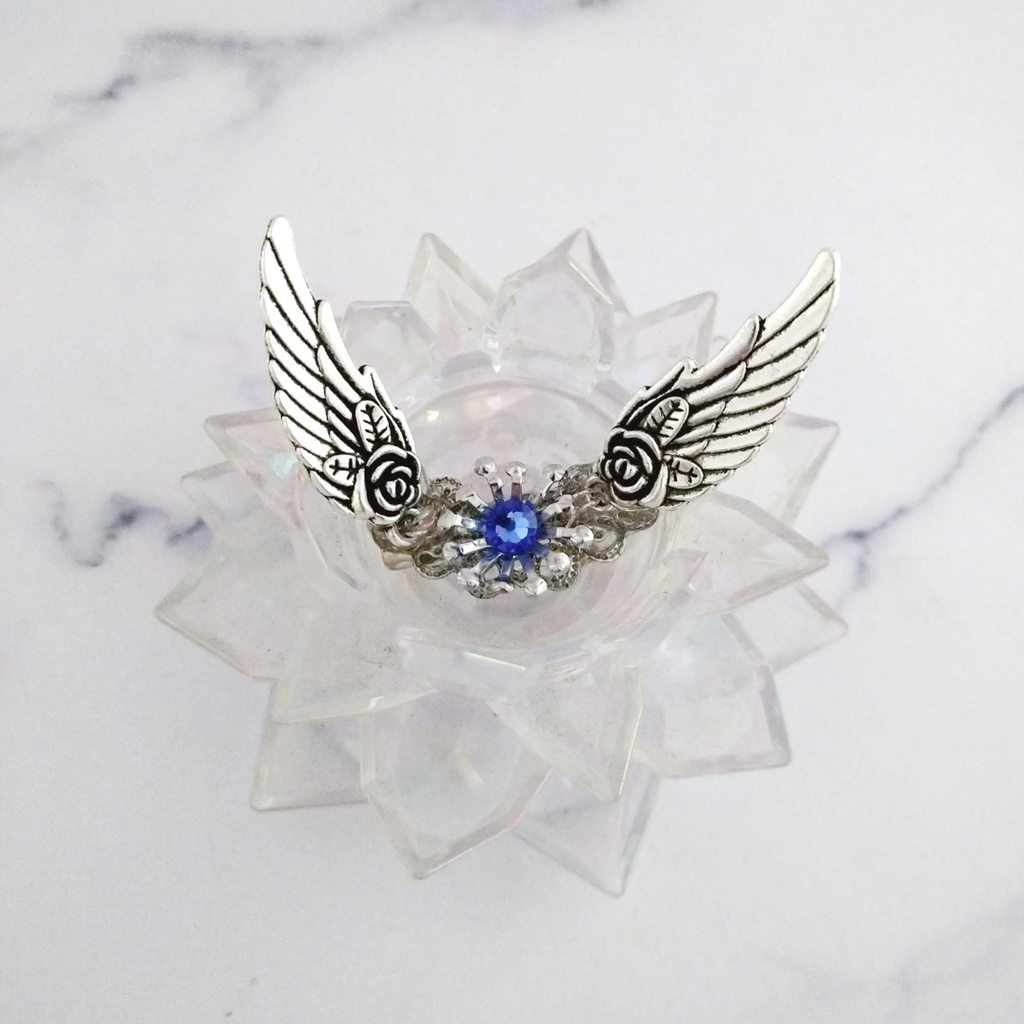 旅立ちのお護りブローチ ブルー×シルバー 初級魔法 メイジ専用 水属性 羽根 立体 583