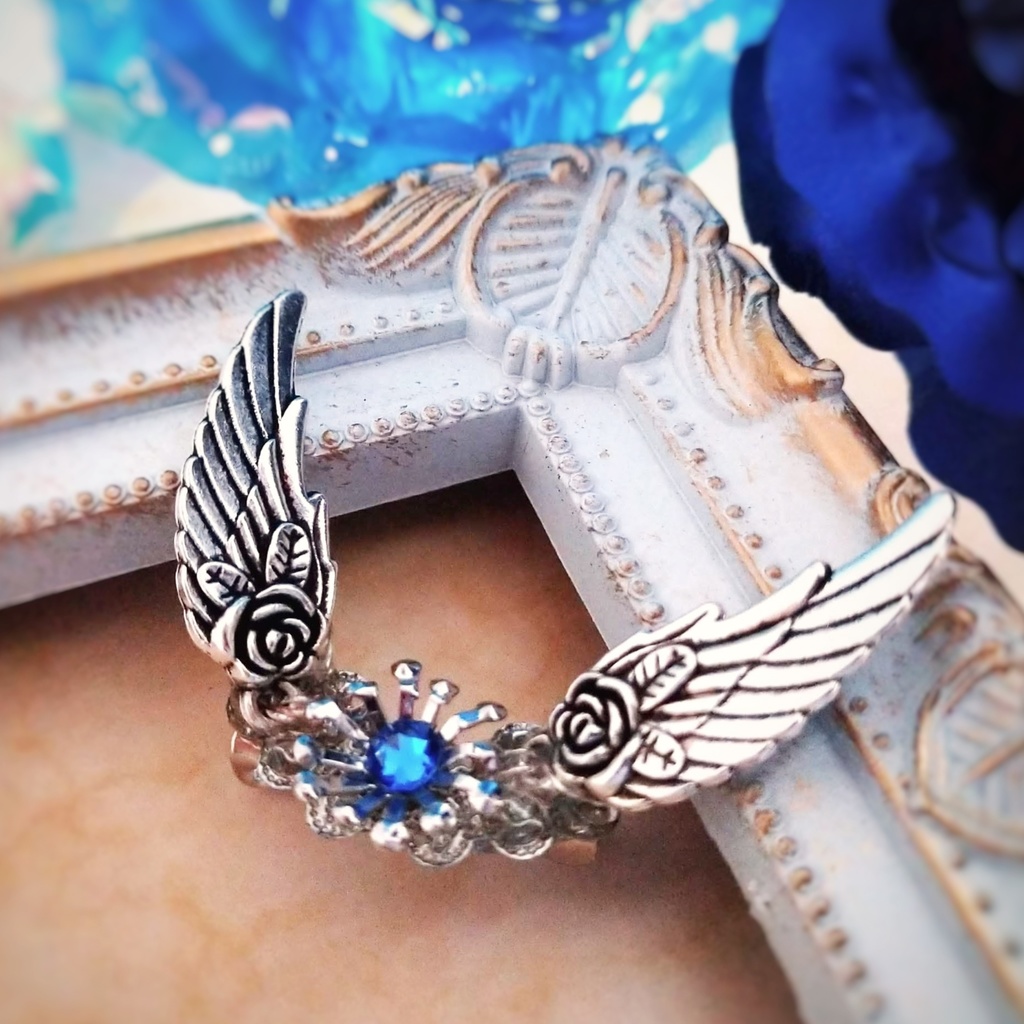 旅立ちのお護りブローチ ブルー×シルバー 初級魔法 メイジ専用 水属性 羽根 立体 583