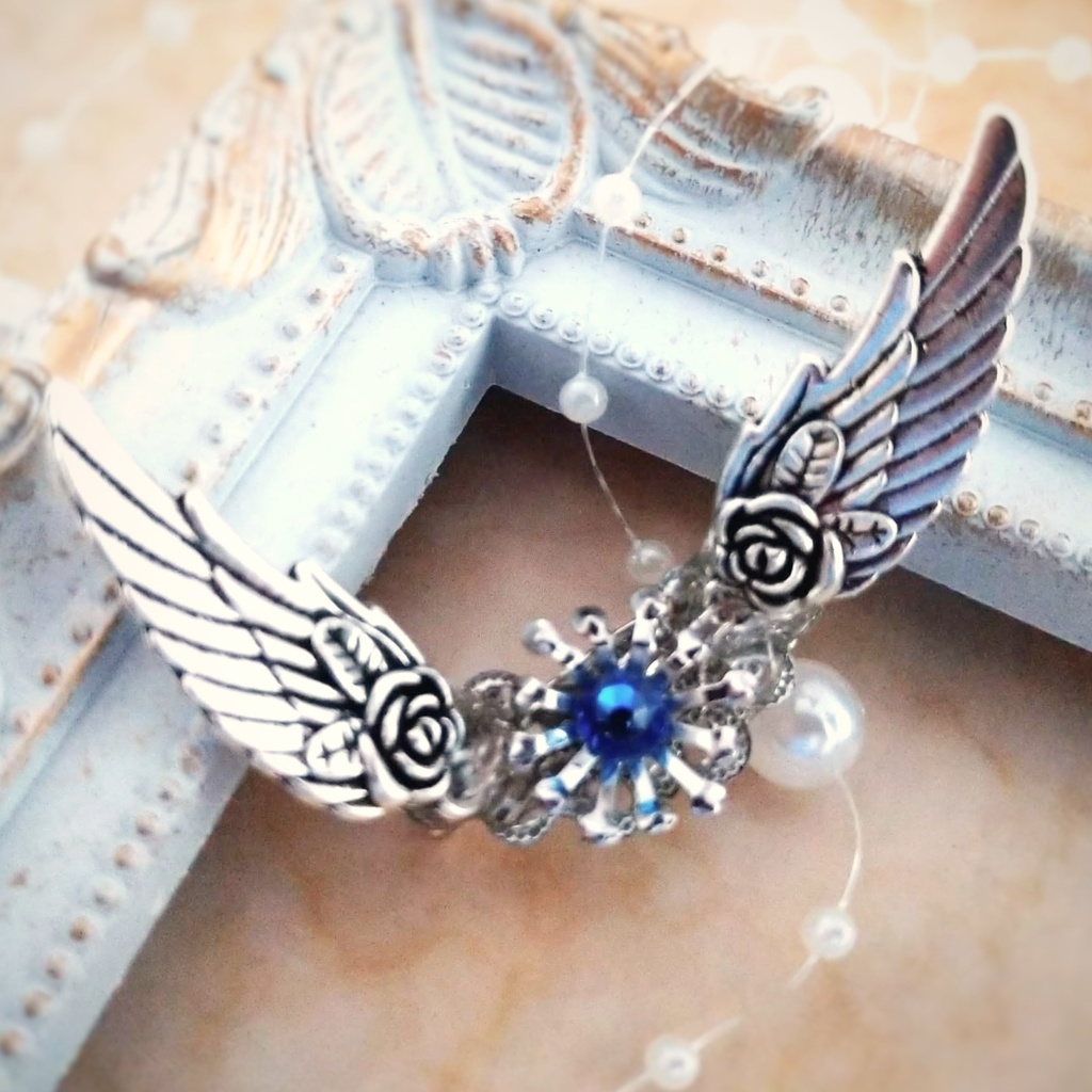 旅立ちのお護りブローチ ブルー×シルバー 初級魔法 メイジ専用 水属性 羽根 立体 583