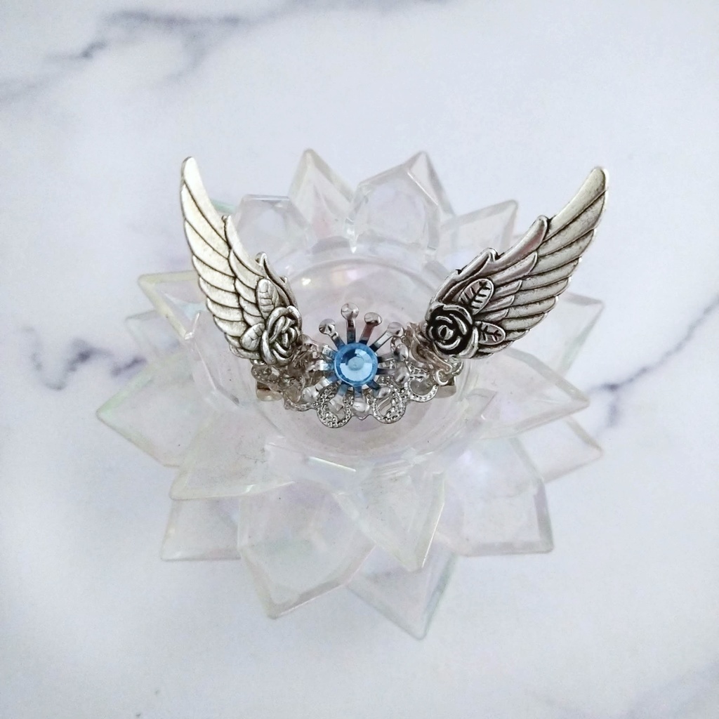 旅立ちのお護りブローチ スカイブルーブルー×シルバー 初級魔法 メイジ専用 氷属性 羽根 立体 584