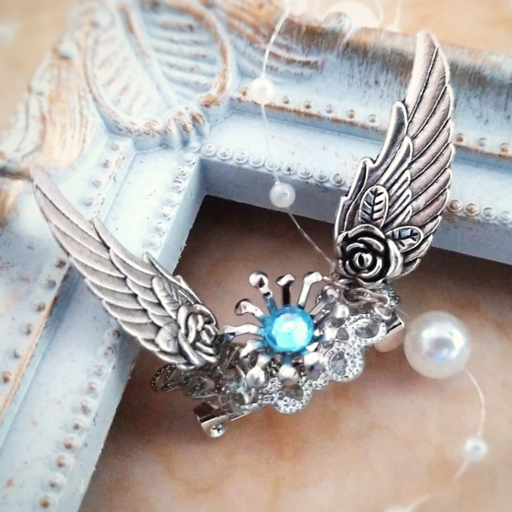 旅立ちのお護りブローチ スカイブルーブルー×シルバー 初級魔法 メイジ専用 氷属性 羽根 立体 584