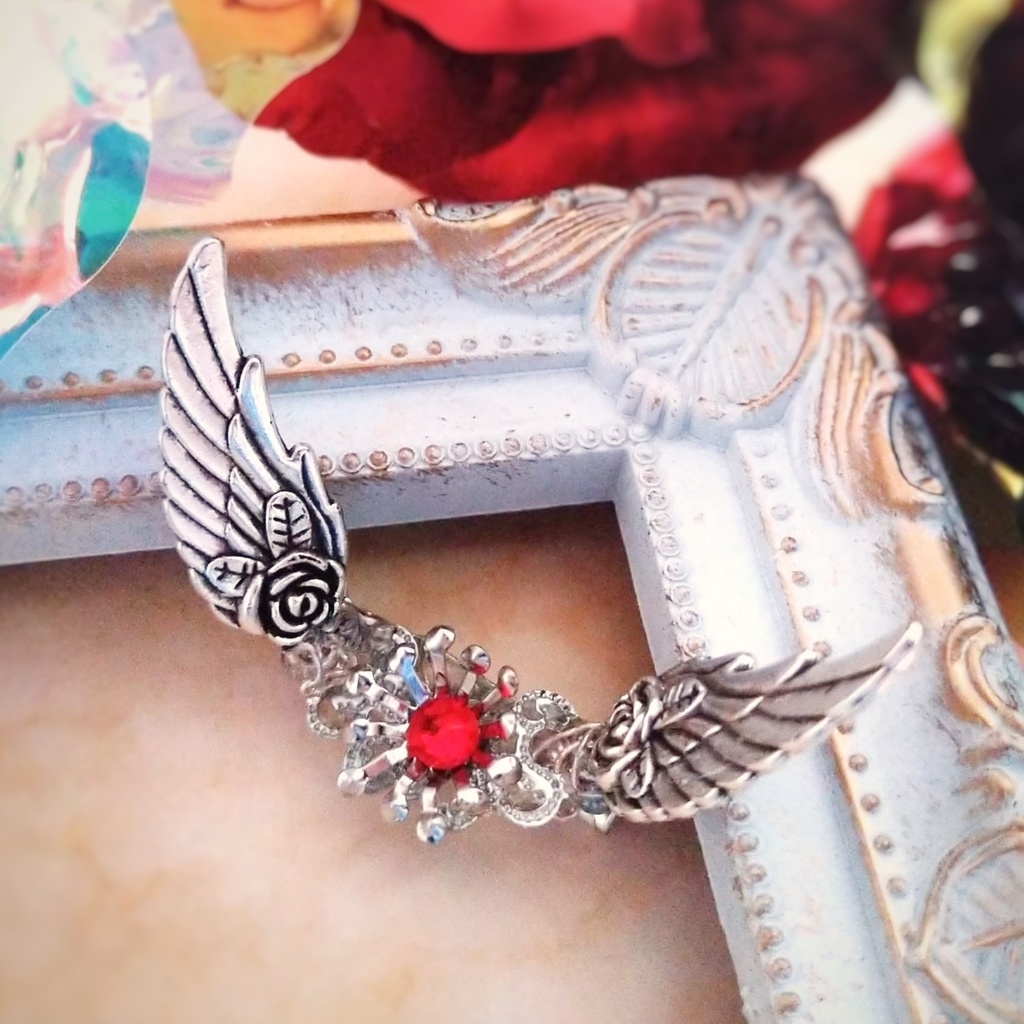 旅立ちのお護りブローチ レッド×シルバー 初級魔法 メイジ専用 火属性 羽根 立体 585