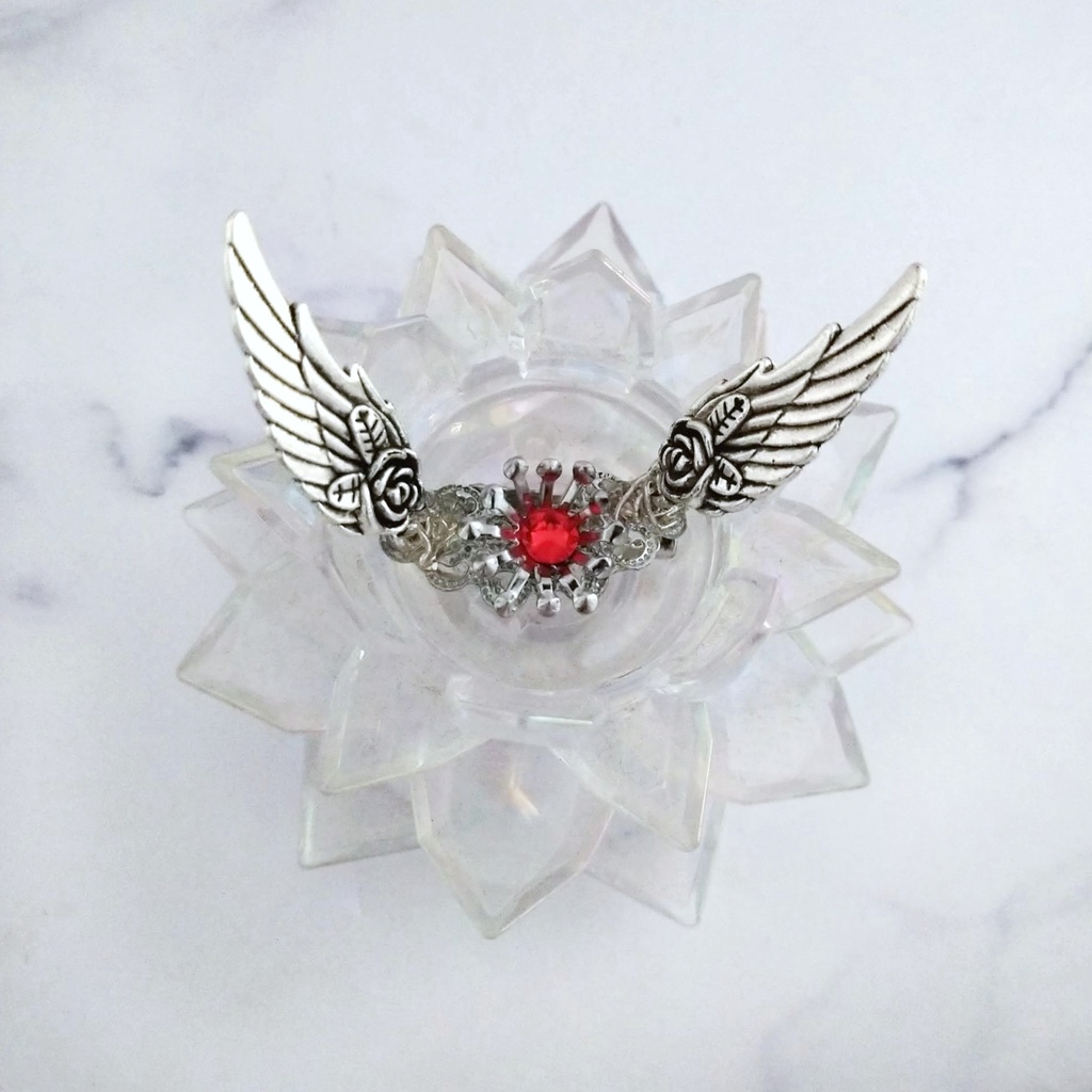 旅立ちのお護りブローチ レッド×シルバー 初級魔法 メイジ専用 火属性 羽根 立体 585