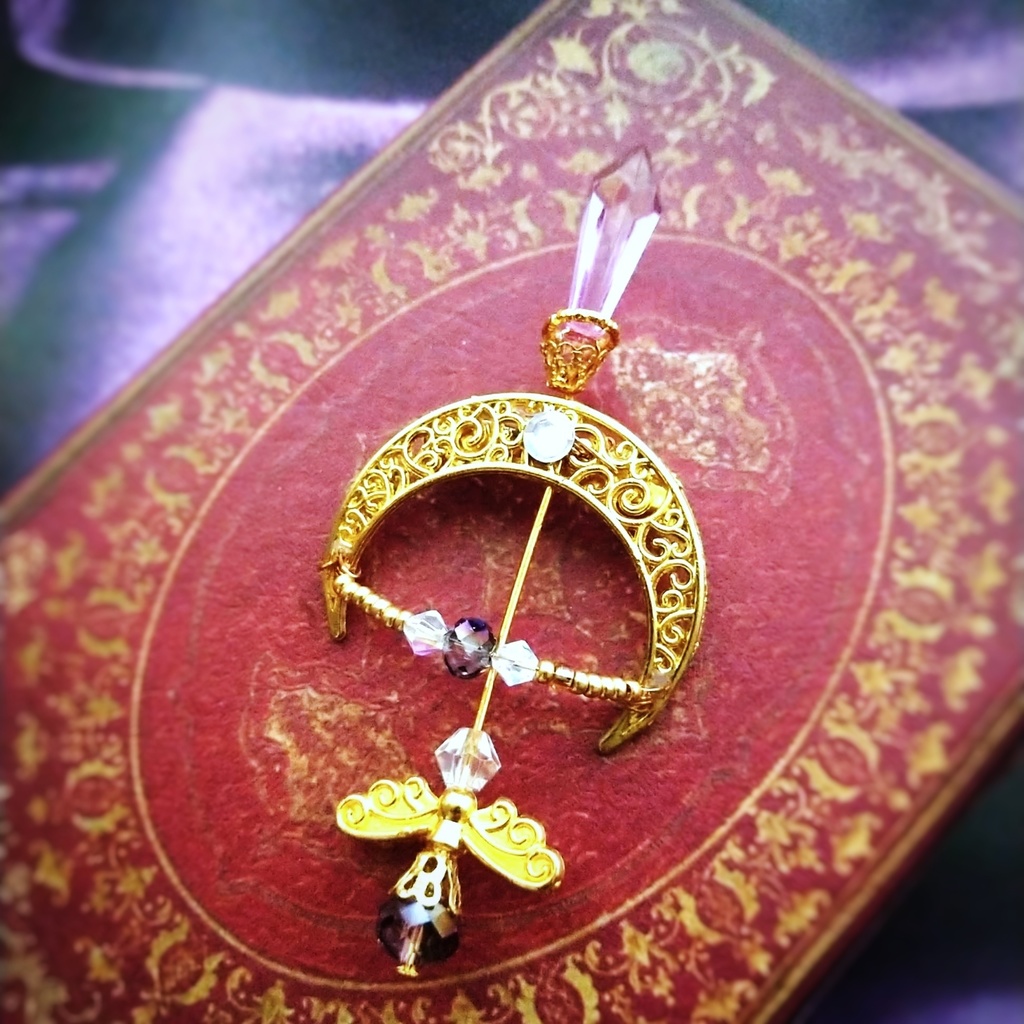 ダークアロー(軽度) ブローチ ライトパープル×ゴールド 中級魔法 ウィザード専用 闇属性(軽度) 弓矢 個性 617