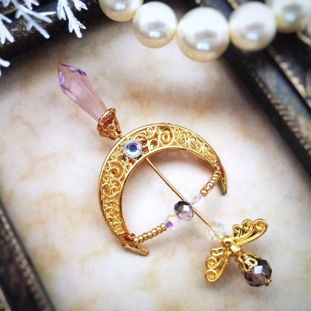 ダークアロー(軽度) ブローチ ライトパープル×ゴールド 中級魔法 ウィザード専用 闇属性(軽度) 弓矢 個性 617