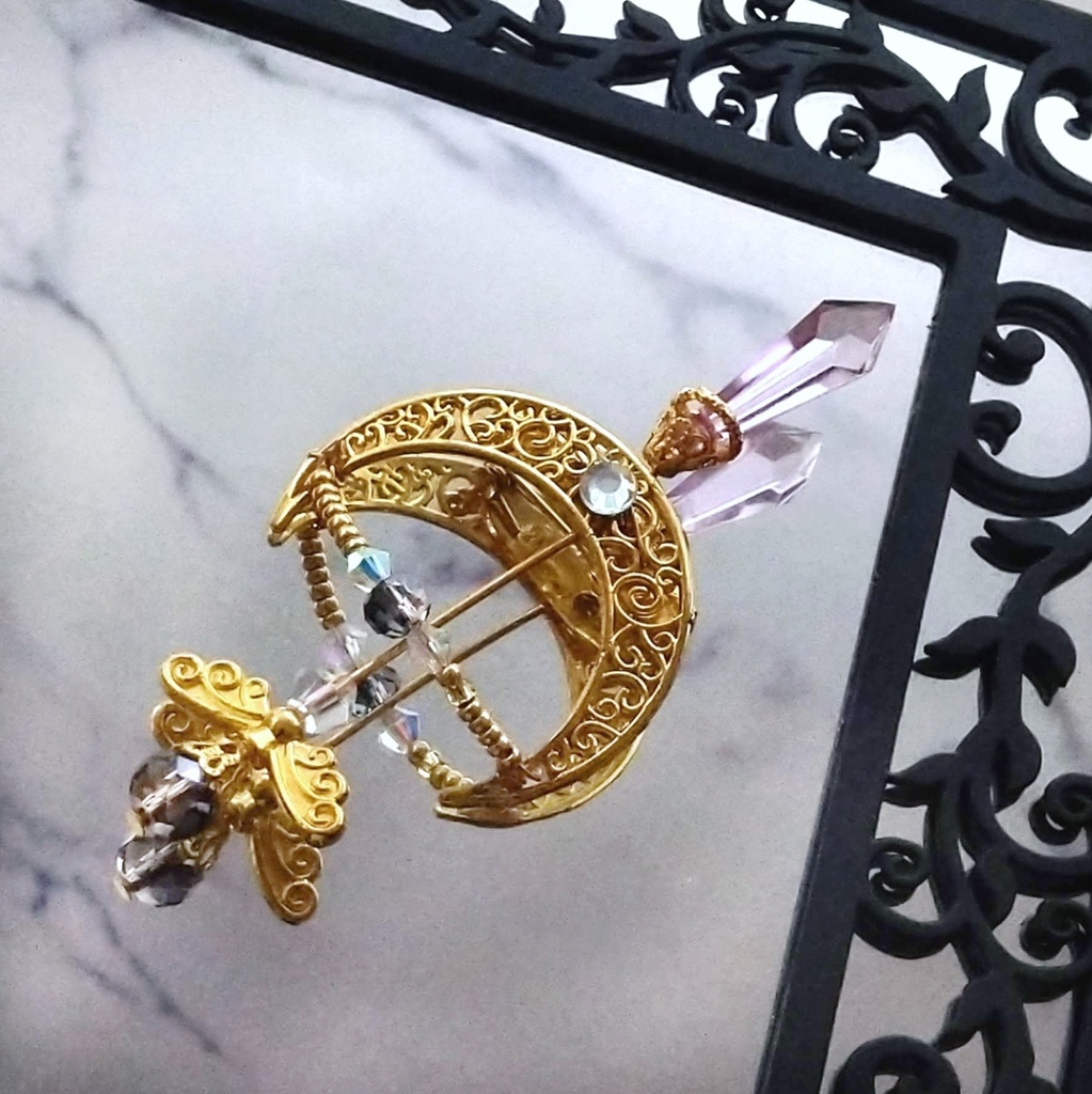 ダークアロー(軽度) ブローチ ライトパープル×ゴールド 中級魔法 ウィザード専用 闇属性(軽度) 弓矢 個性 617