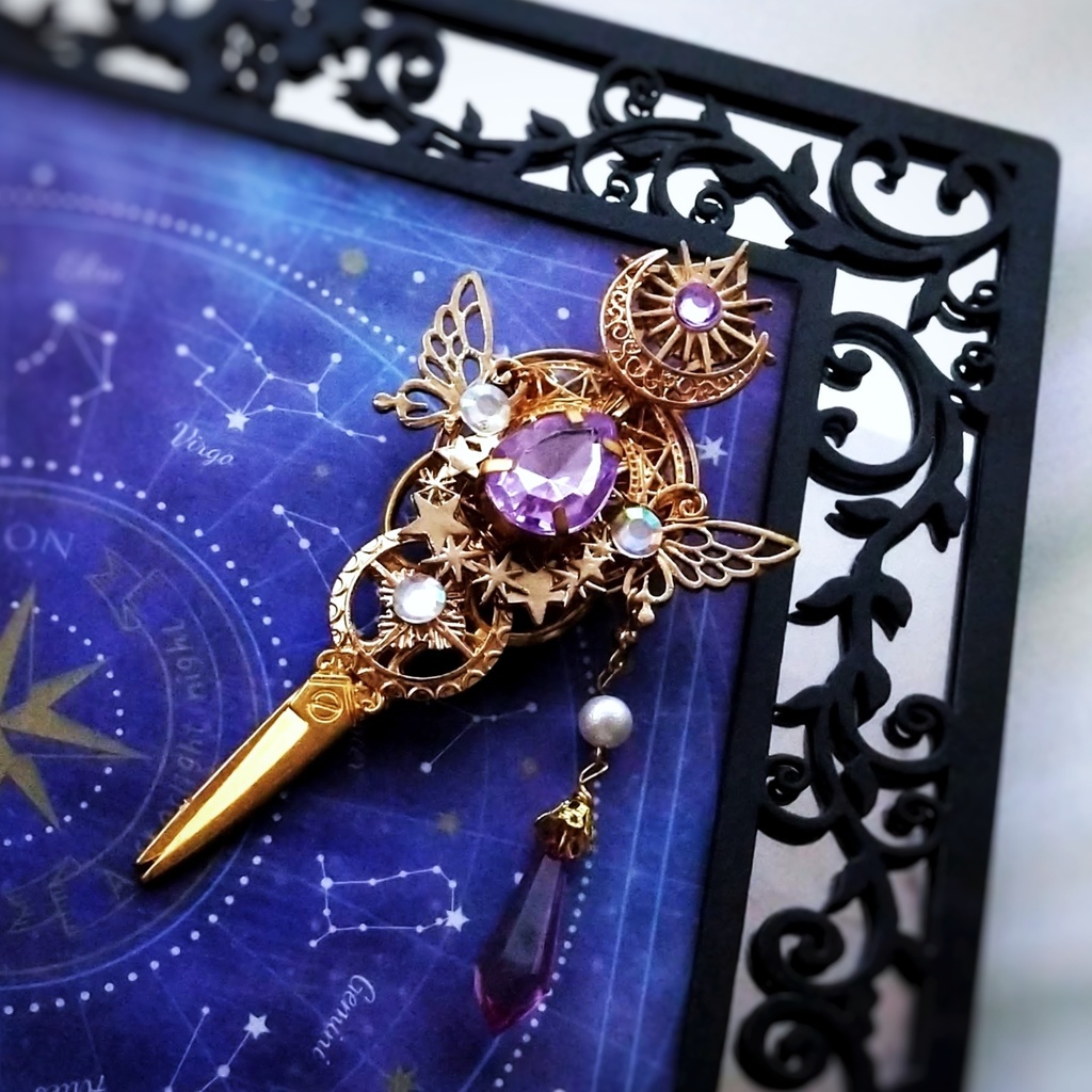 ビジューとハサミの魔法石ブローチ ライトパープル 上級魔法ハイウィザード専用 闇属性 619