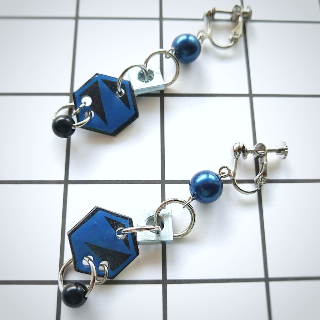 六角形の幾何学模様柄ナットつきボディピアス風イヤリング サイバー サブカル プラバン レジン ブルー 621