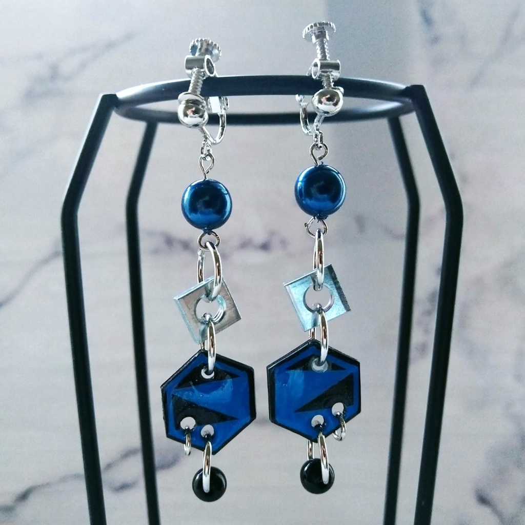 六角形の幾何学模様柄ナットつきボディピアス風イヤリング サイバー サブカル プラバン レジン ブルー 621