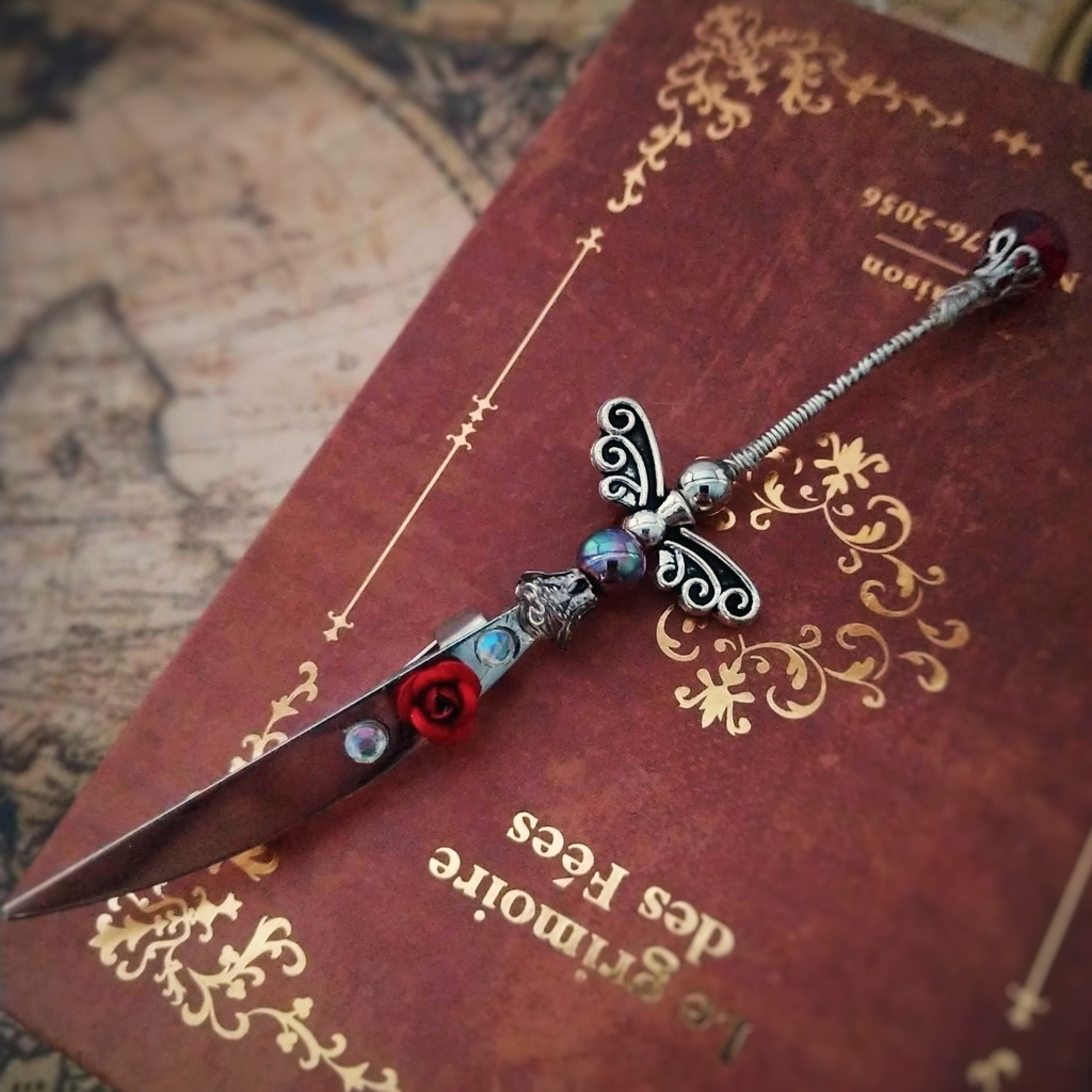 赤薔薇のつるぎブローチ レッド 中級魔法 ウィザード専用 火属性 剣 624 くらつや Booth