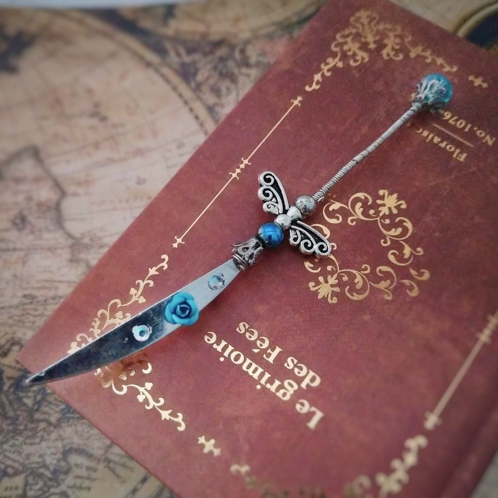 水色薔薇のつるぎブローチ スカイブルー 中級魔法 ウィザード専用 氷属性 剣 626