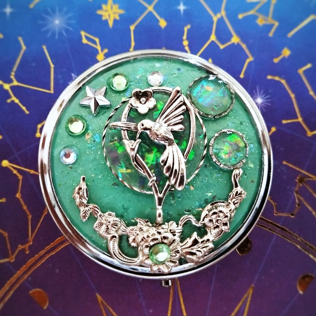 静かな森の物語コンパクトケース グリーン 風属性 ピルケース 魔法 コンパクト レジン 個性 鳥 星 638