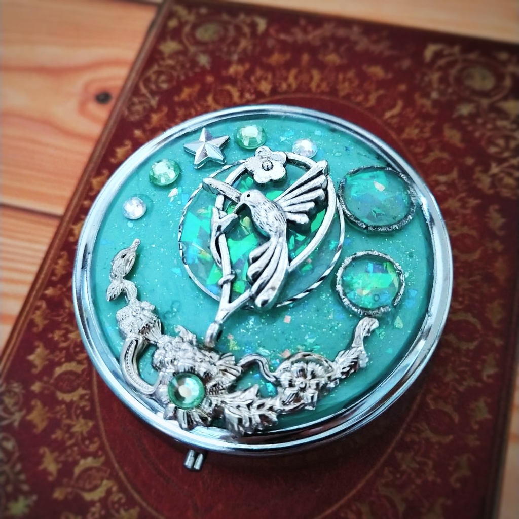 静かな森の物語コンパクトケース グリーン 風属性 ピルケース 魔法 コンパクト レジン 個性 鳥 星 638