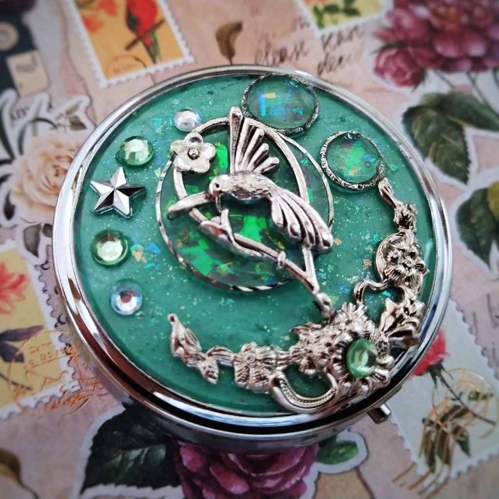 静かな森の物語コンパクトケース グリーン 風属性 ピルケース 魔法 コンパクト レジン 個性 鳥 星 638