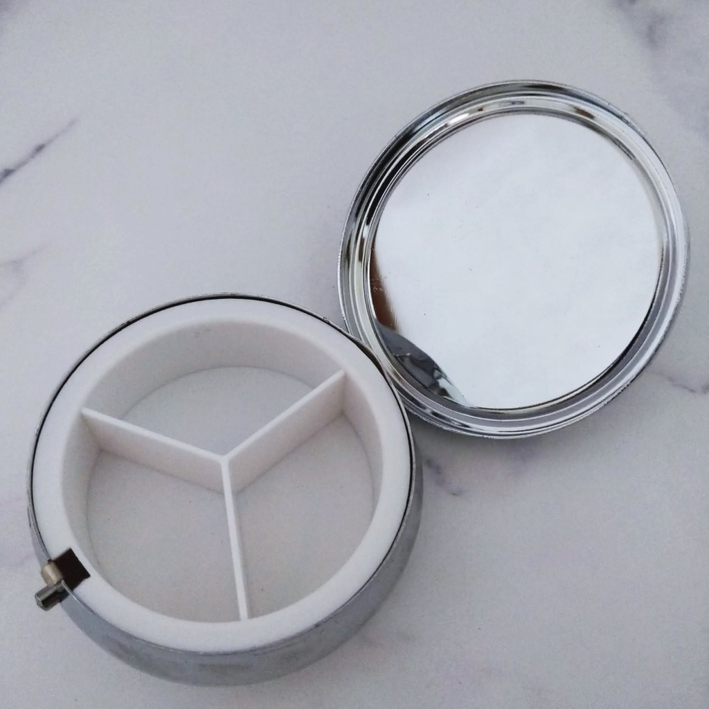 静かな森の物語コンパクトケース グリーン 風属性 ピルケース 魔法 コンパクト レジン 個性 鳥 星 638