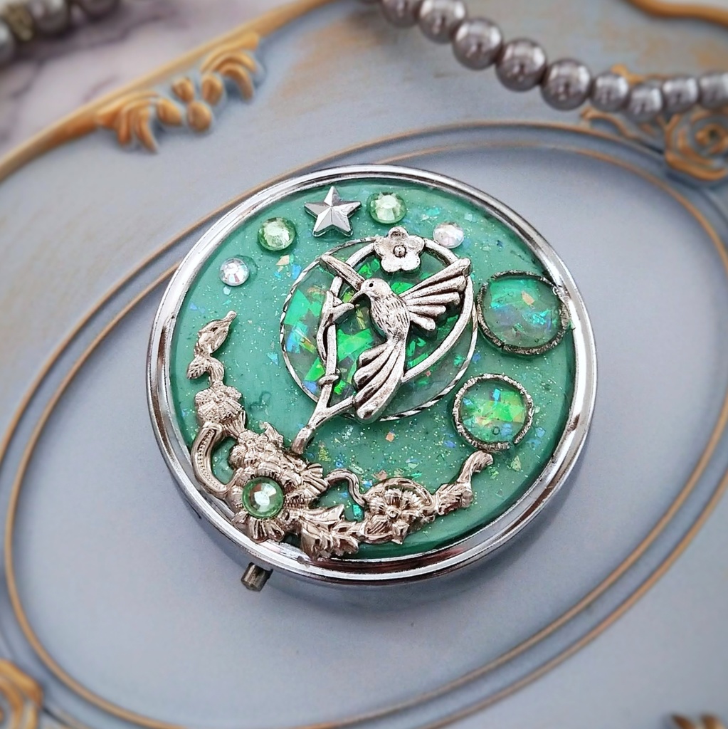 静かな森の物語コンパクトケース グリーン 風属性 ピルケース 魔法 コンパクト レジン 個性 鳥 星 638