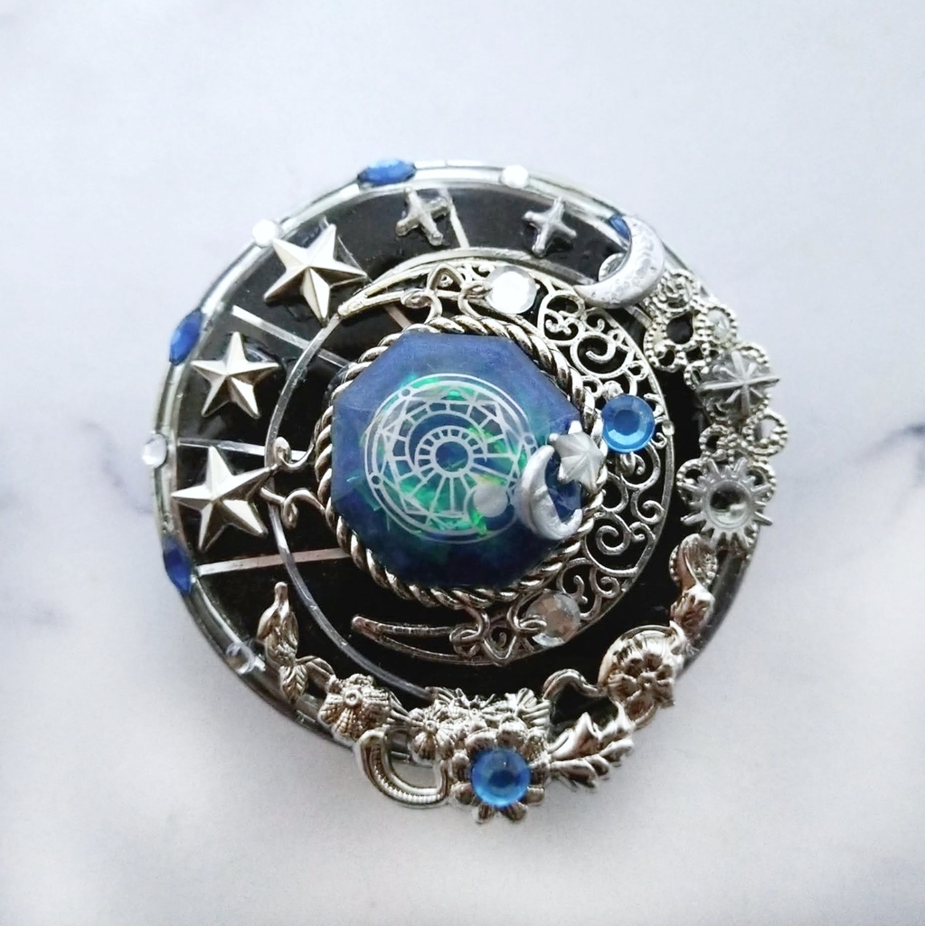 再販「封印されし銀河系」 ピルケース 魔法 コンパクト レジン 月 星 シルバー 645