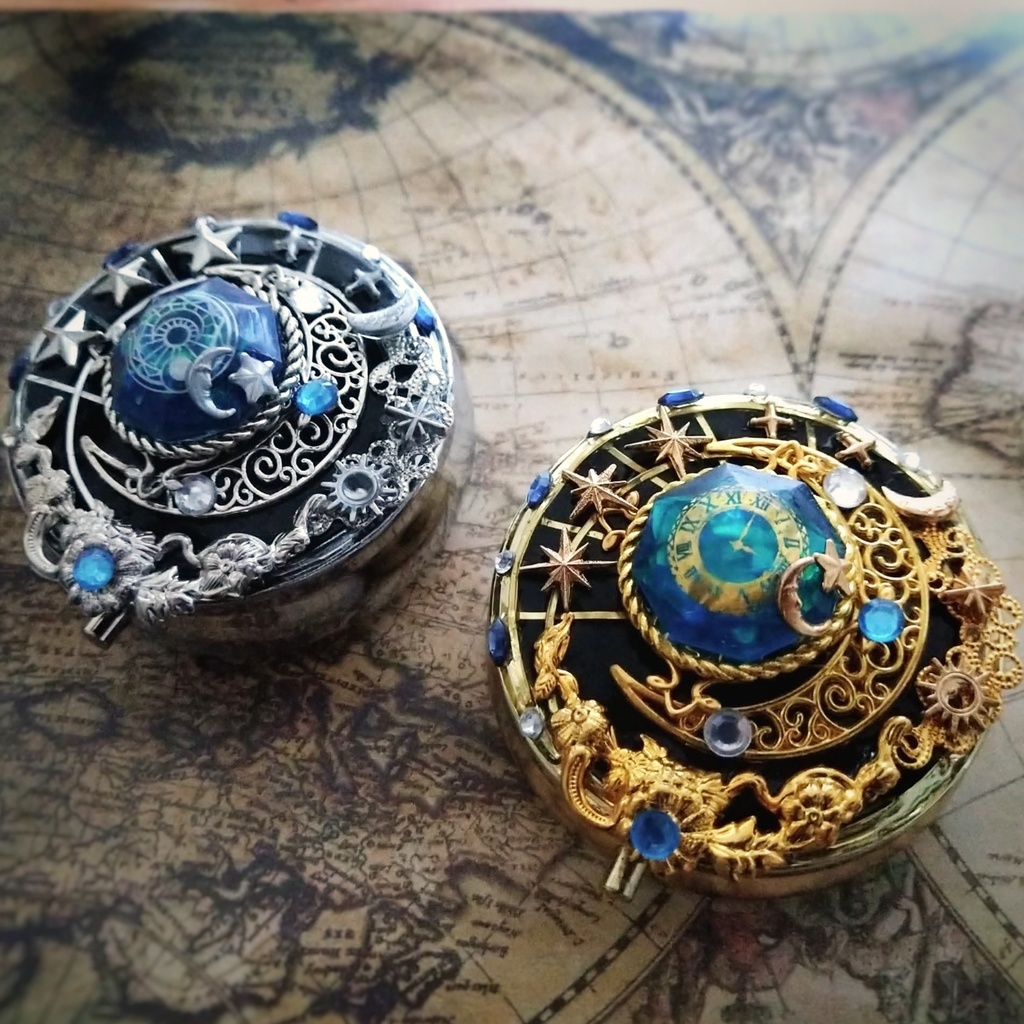 再販「封印されし銀河系」 ピルケース 魔法 コンパクト レジン 月 星 シルバー 645