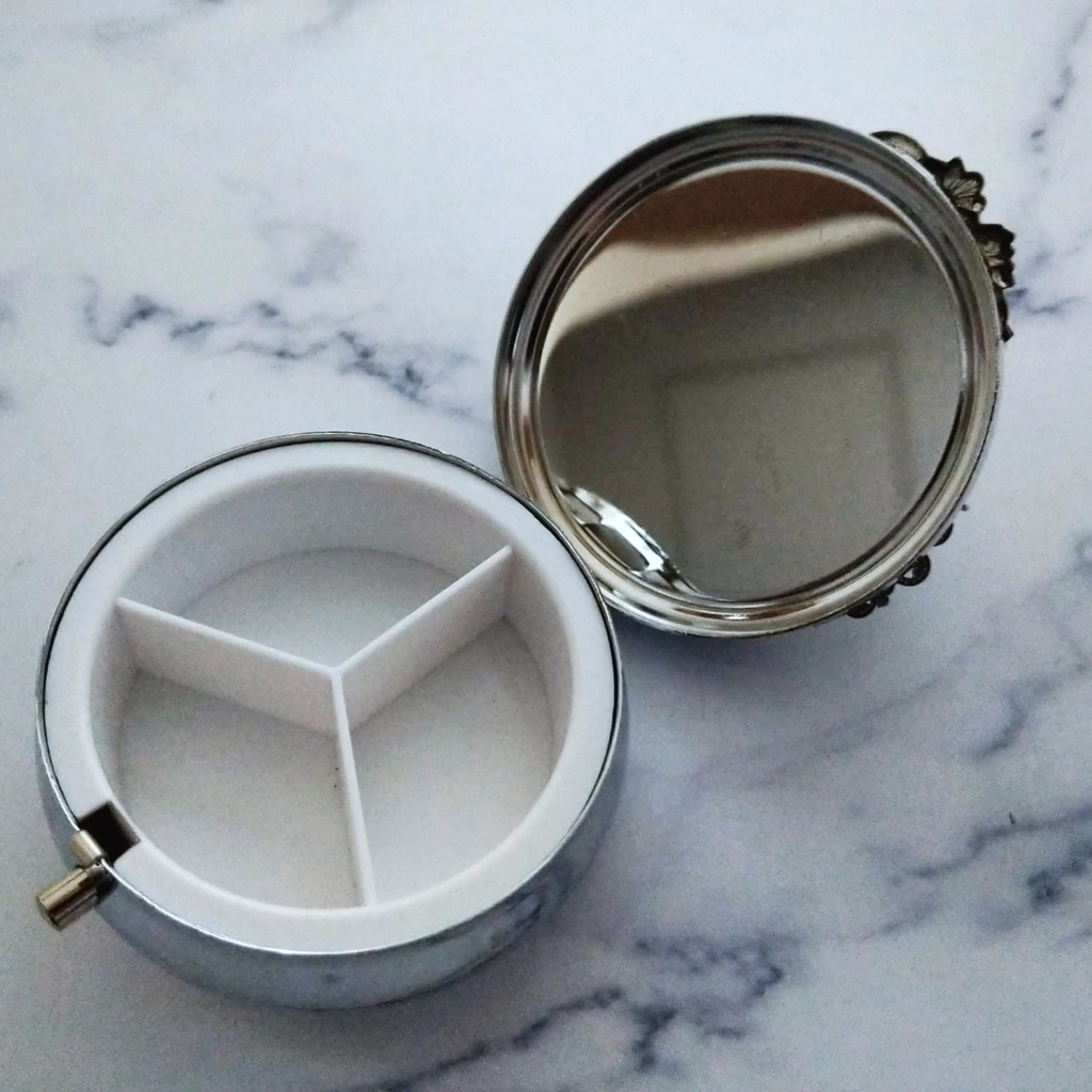 再販「封印されし銀河系」 ピルケース 魔法 コンパクト レジン 月 星 シルバー 645