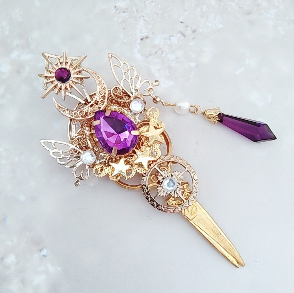 ビジューとハサミの魔法石ブローチ パープル 上級魔法ハイウィザード専用 闇属性 727