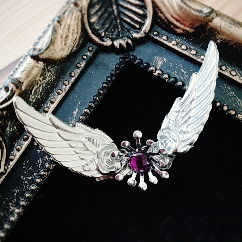 旅立ちのお護りブローチ パープル×シルバー 初級魔法 メイジ専用 闇属性 羽根 立体 728