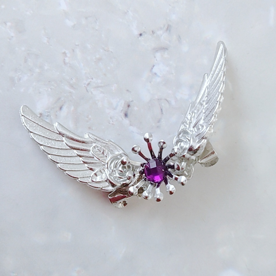旅立ちのお護りブローチ パープル×シルバー 初級魔法 メイジ専用 闇属性 羽根 立体 728