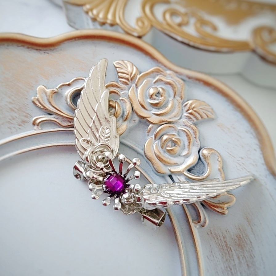 旅立ちのお護りブローチ パープル×シルバー 初級魔法 メイジ専用 闇属性 羽根 立体 728