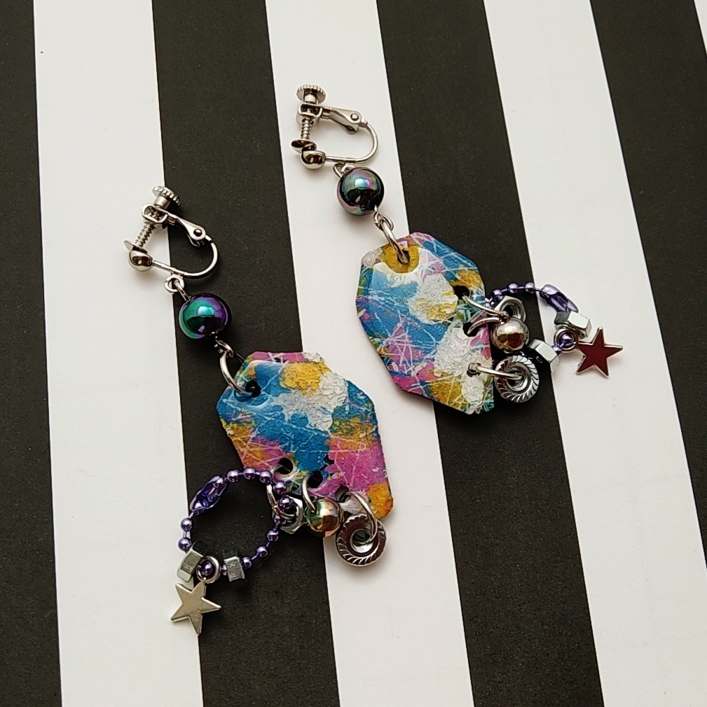 ボディピアス風 落書きイヤリング ナット ボールチェーン付き パープル ピンク 755 756