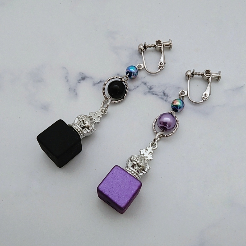 2色のキューブイヤリング 全4種類 ブロック 王冠 モード 個性 かっこいい 802〜805