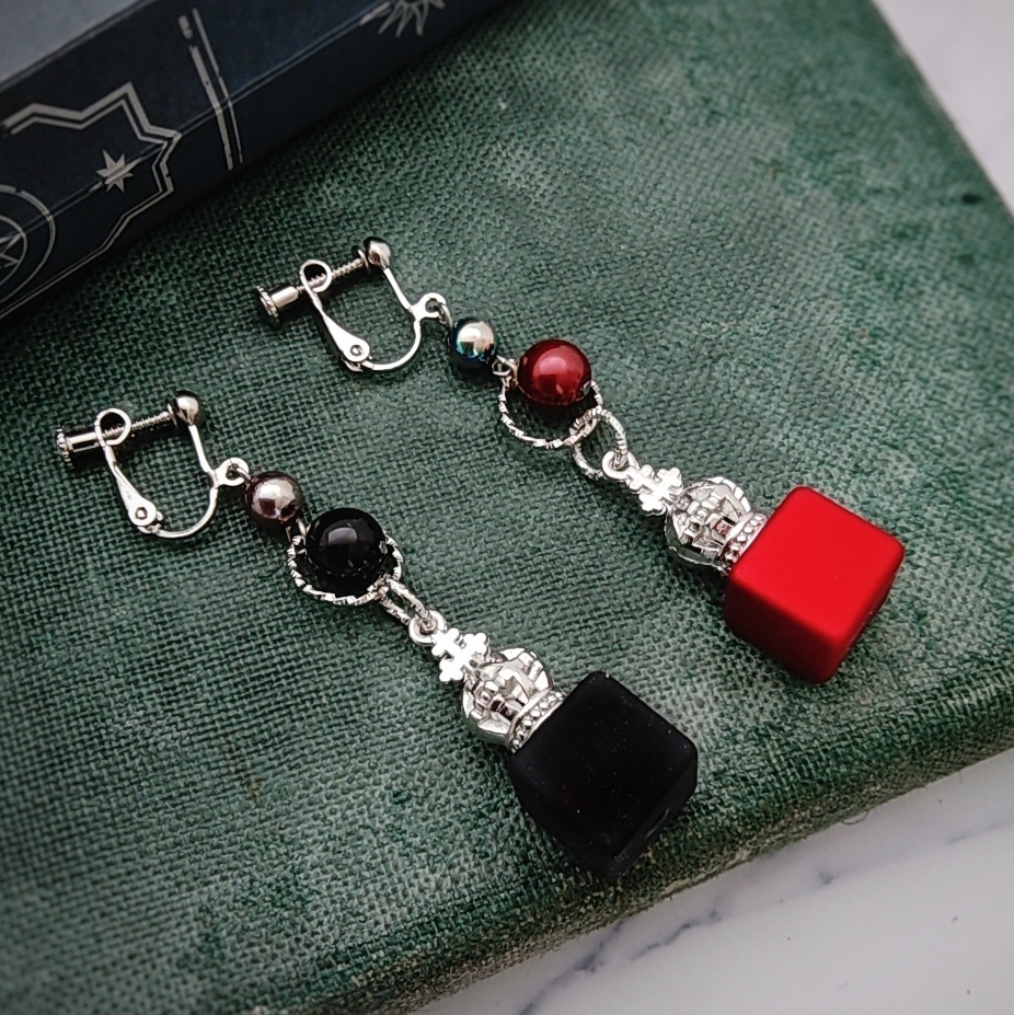 2色のキューブイヤリング 全4種類 ブロック 王冠 モード 個性 かっこいい 802〜805