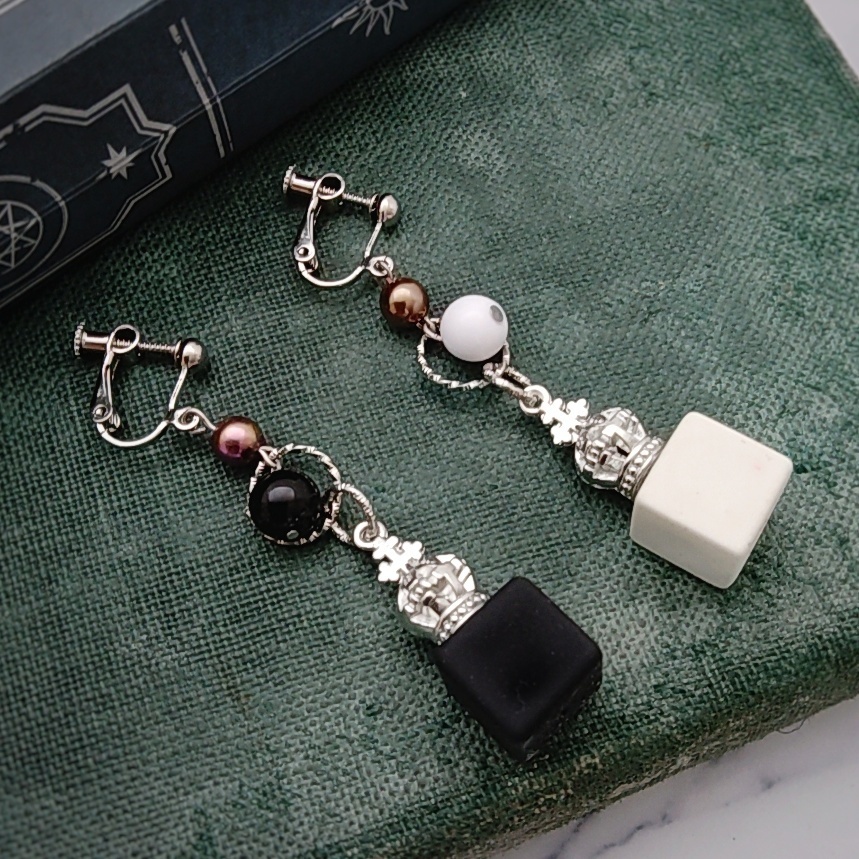 2色のキューブイヤリング 全4種類 ブロック 王冠 モード 個性 かっこいい 802〜805