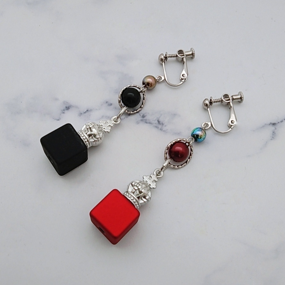 2色のキューブイヤリング 全4種類 ブロック 王冠 モード 個性 かっこいい 802〜805