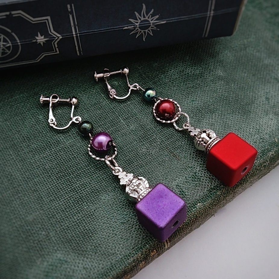 2色のキューブイヤリング 全4種類 ブロック 王冠 モード 個性 かっこいい 802〜805