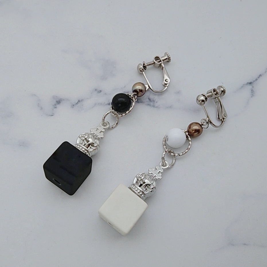 2色のキューブイヤリング 全4種類 ブロック 王冠 モード 個性 かっこいい 802〜805