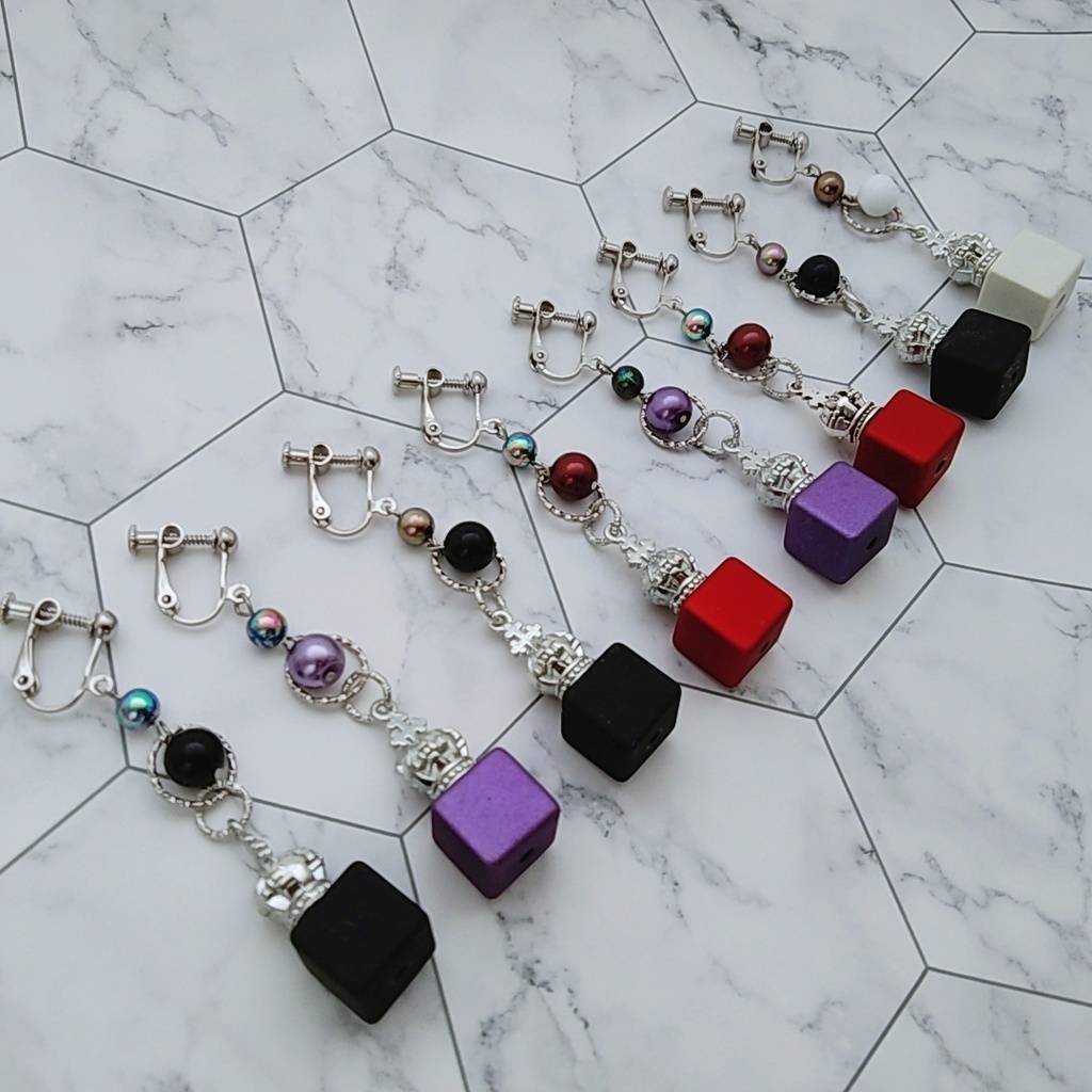 2色のキューブイヤリング 全4種類 ブロック 王冠 モード 個性 かっこいい 802〜805