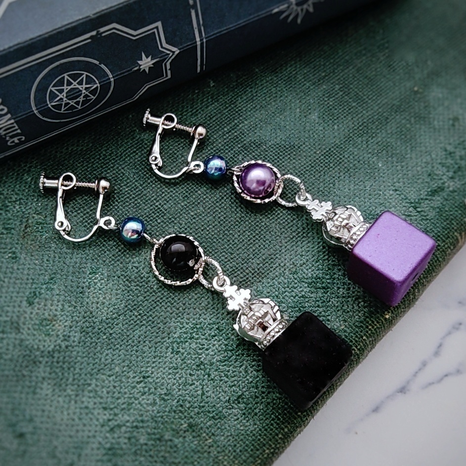 2色のキューブイヤリング 全4種類 ブロック 王冠 モード 個性 かっこいい 802〜805