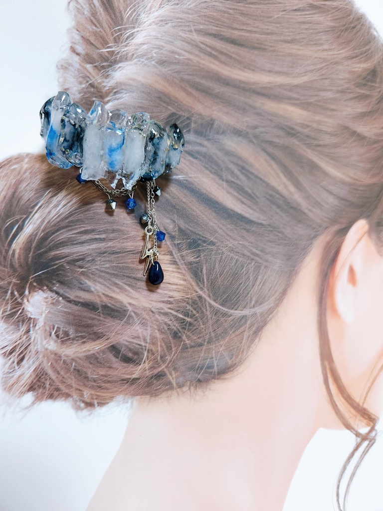 【別々の道 -兄弟子と弟弟子-】氷の鉱石風レジン ポニーフック - 髪飾りver. -