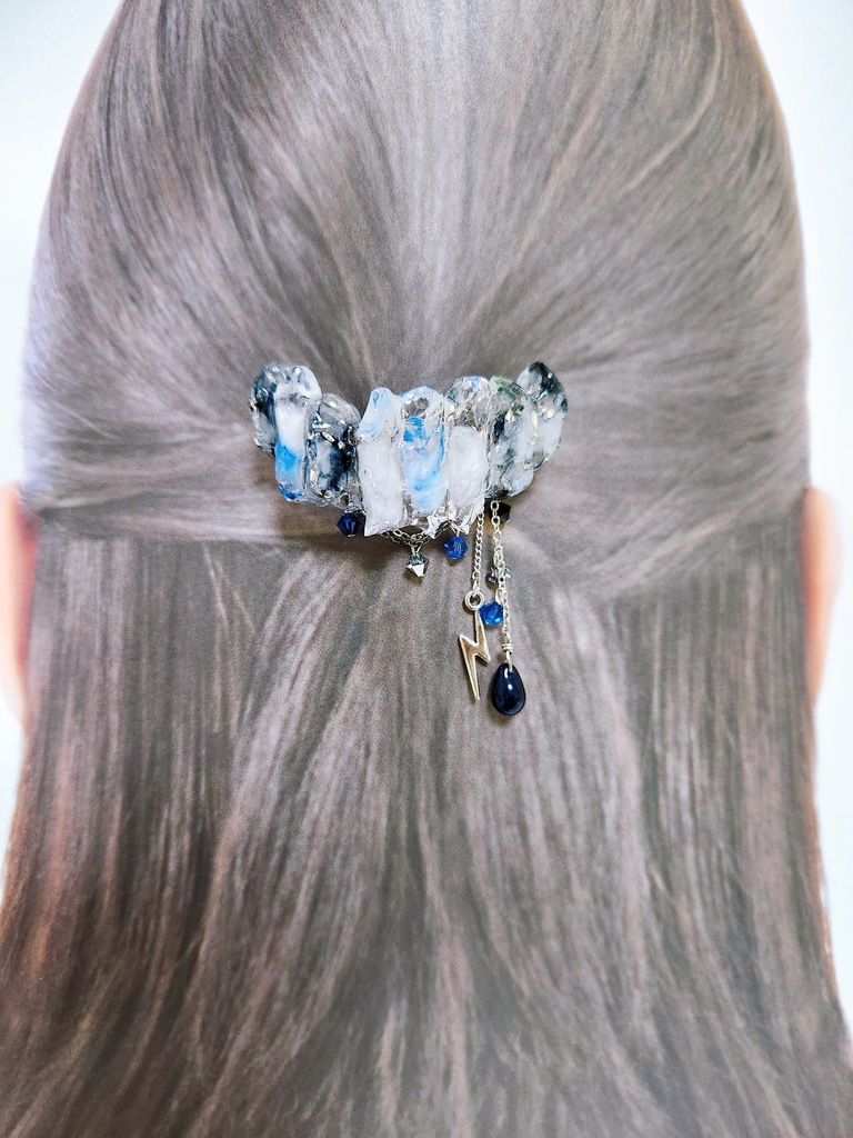 【別々の道 -兄弟子と弟弟子-】氷の鉱石風レジン ポニーフック - 髪飾りver. -