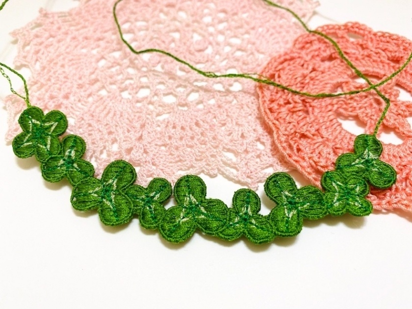 シロツメクサの刺繍首飾り(3種類)