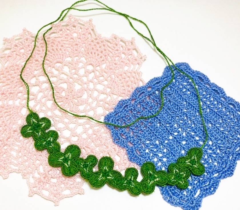 シロツメクサの刺繍首飾り(3種類)