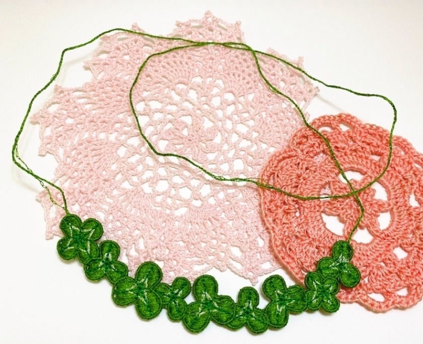 シロツメクサの刺繍首飾り(3種類)