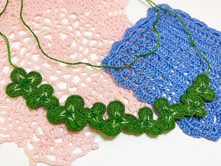 シロツメクサの刺繍首飾り(3種類)