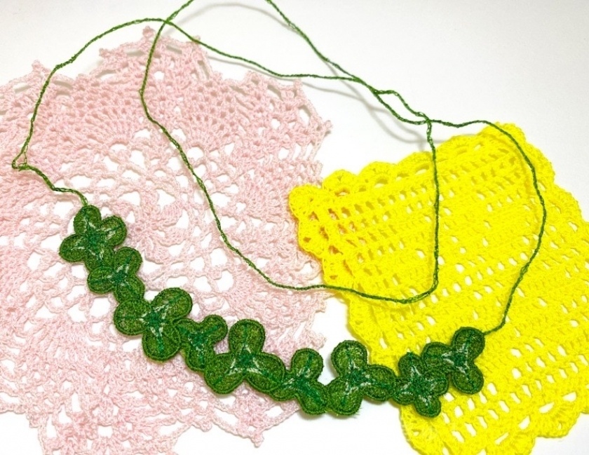 シロツメクサの刺繍首飾り(3種類)