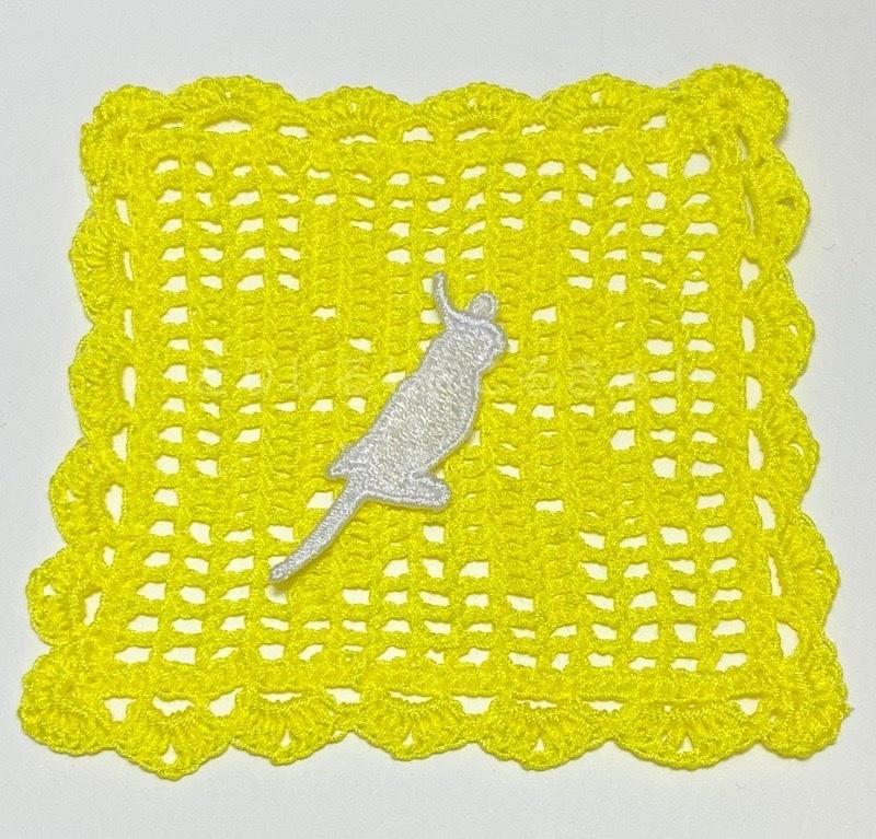 好きな色に塗って楽しめる、刺繍のインコパーツ