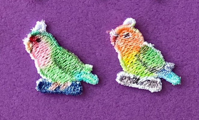 好きな色に塗って楽しめる、刺繍のインコパーツ